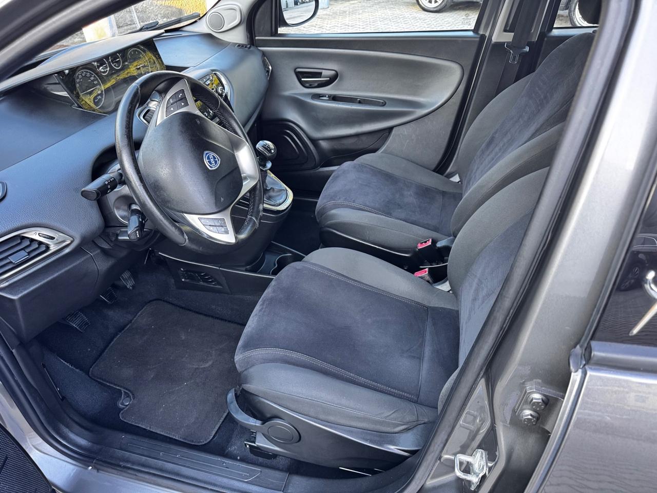 Lancia Ypsilon 1.2 69 CV 5 porte Platinum neopatentati