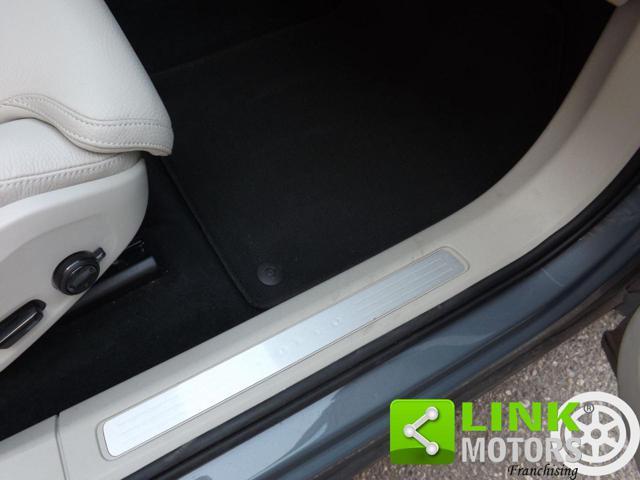 VOLVO XC60 B4 (d) AWD automatico Plus Dark ben tenuta