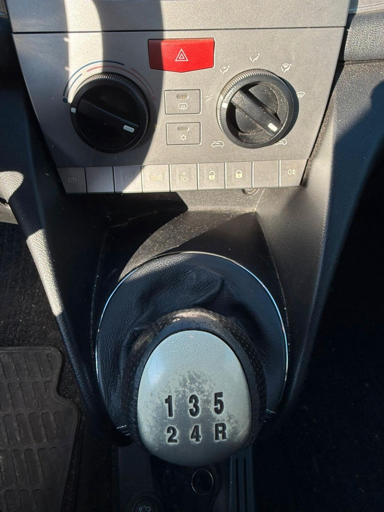 Lancia Ypsilon 1.3 MJT 75 CV Oro