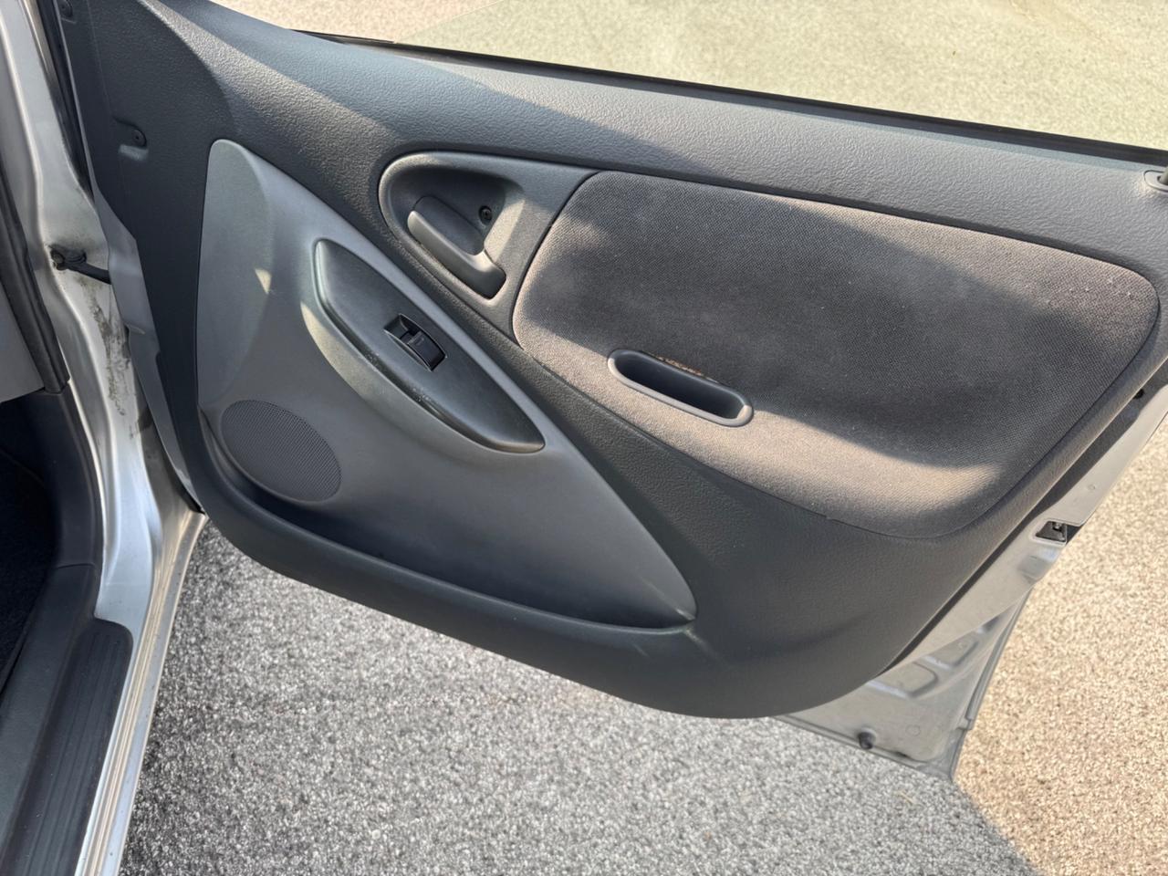 Toyota Yaris 1.0i 16V cat 5 porte