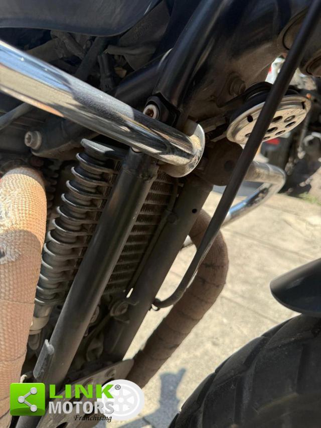 TRIUMPH Bonneville T100 black