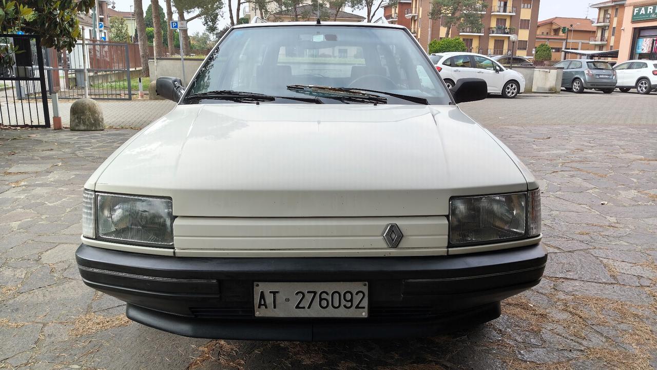 Renault R 21 Nevada 1.7 GTS + gancio traino
