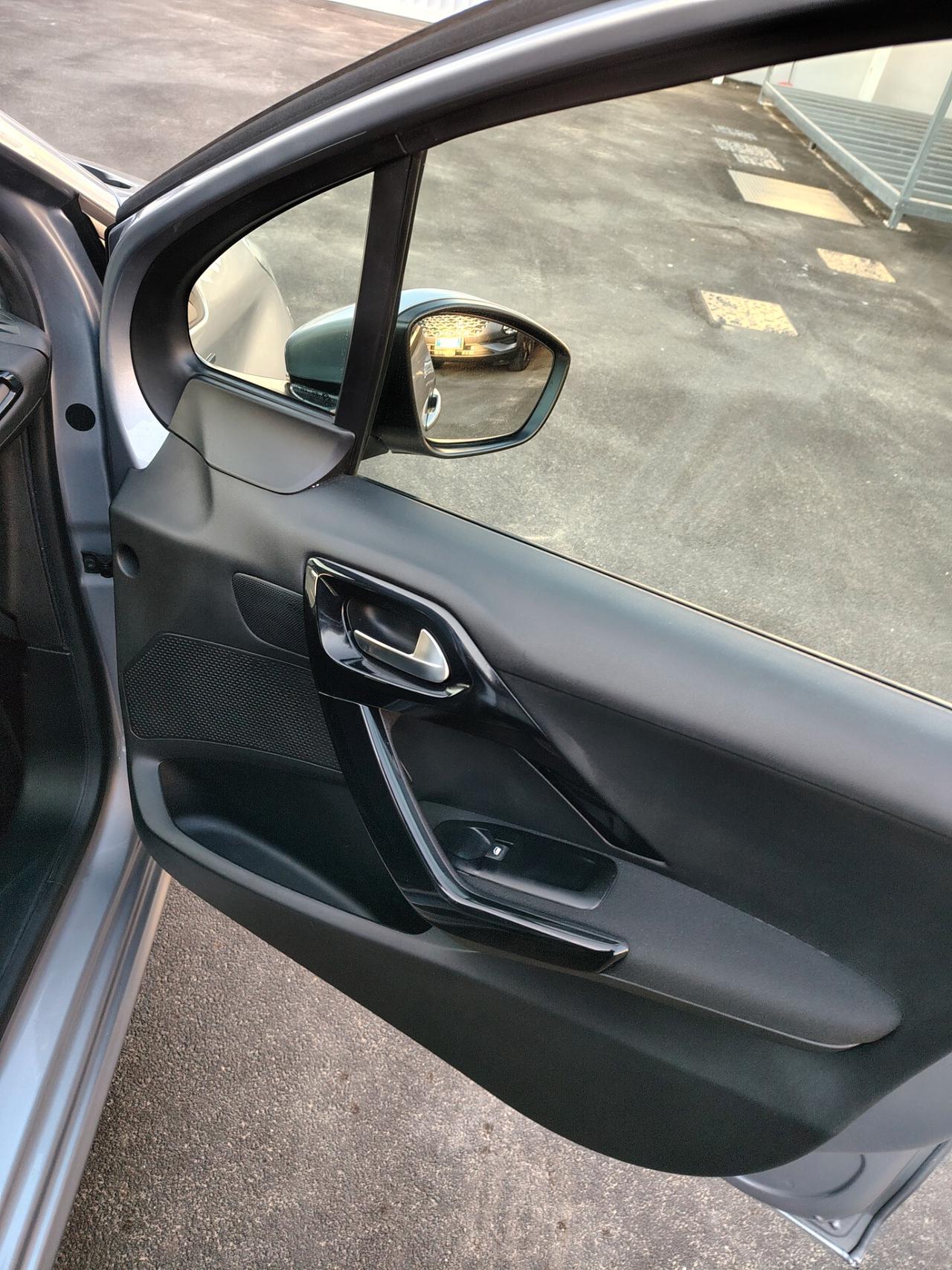 Peugeot 208 PureTech 82 Stop&Start 5 porte Signature