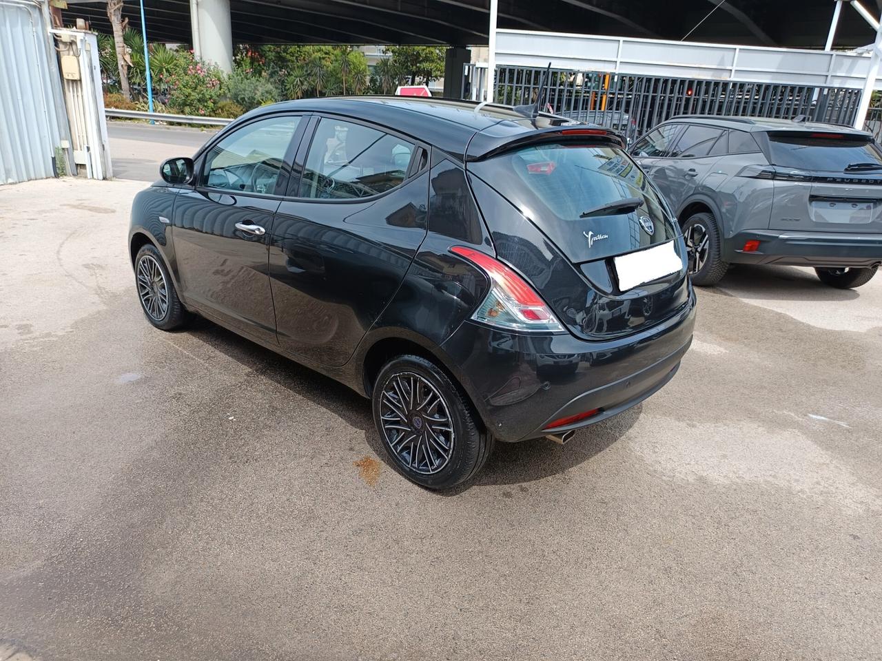 Lancia Ypsilon 1.0 FireFly 5 porte S&S Hybrid Silver