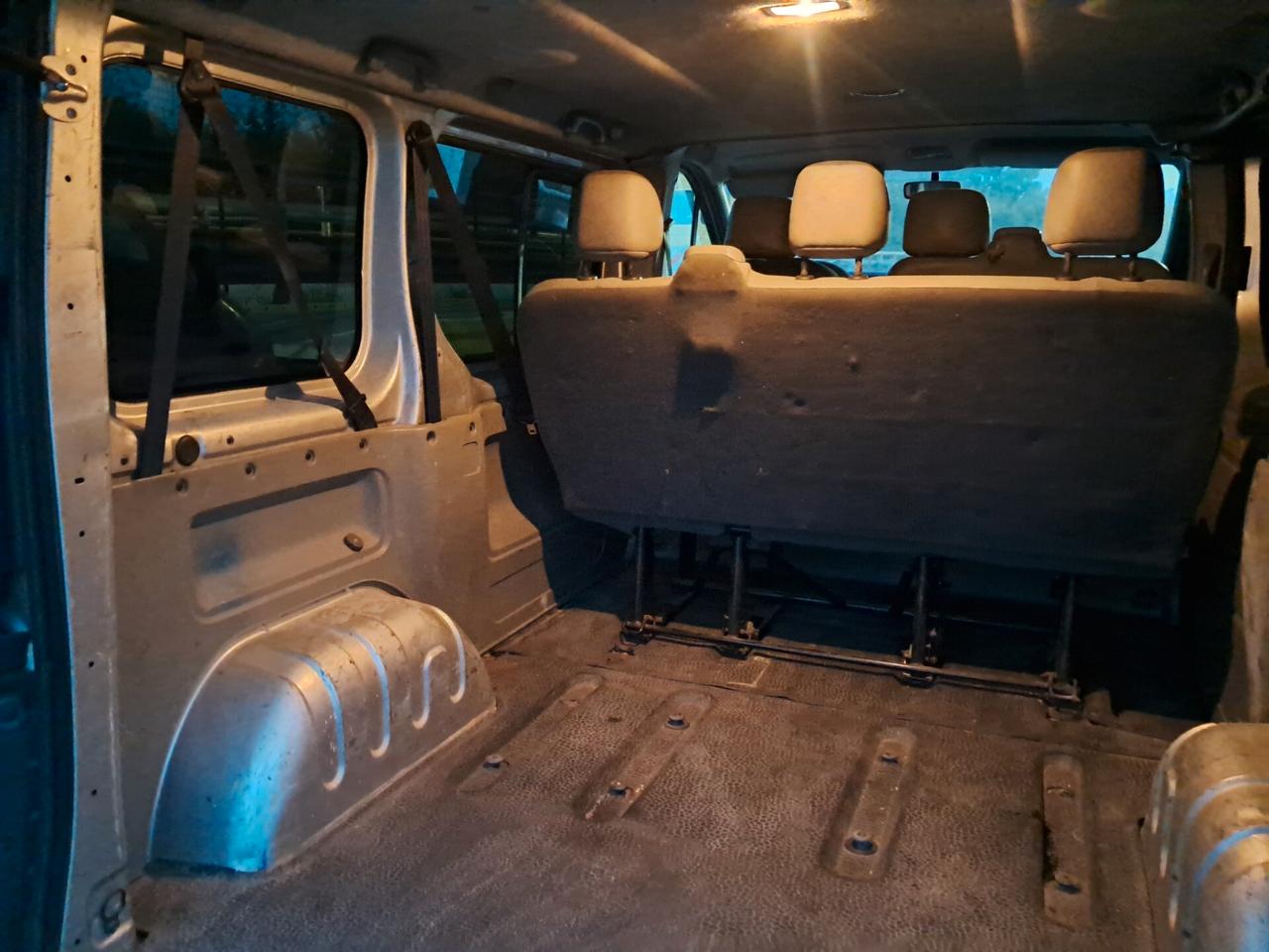 VIVARO 6 POSTI AUTOCARRO