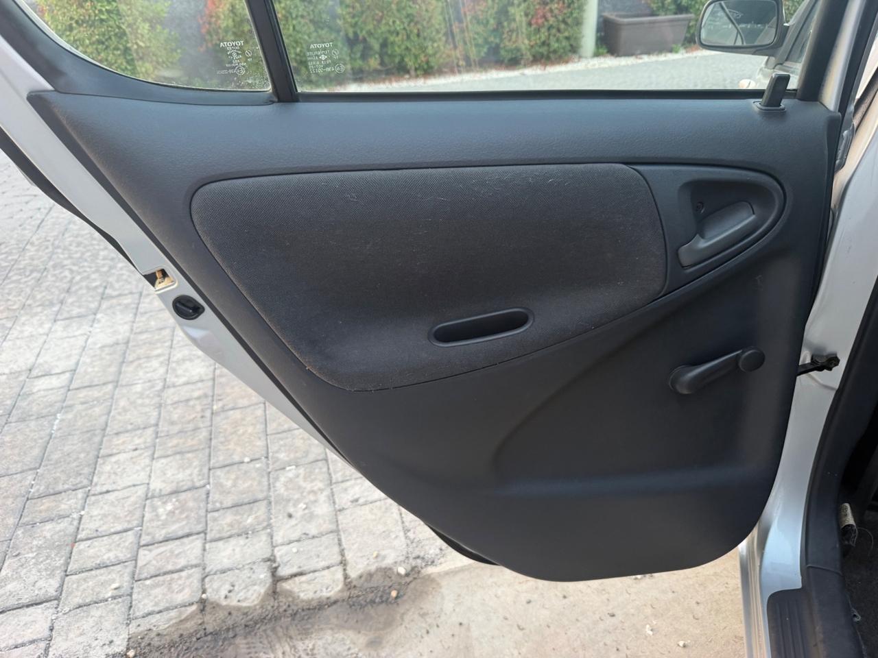 Toyota Yaris 1.0i 16V cat 5 porte Sol