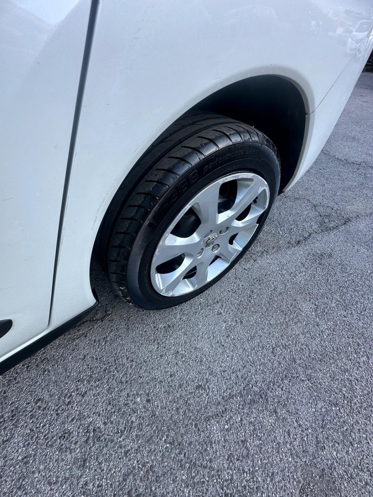 Peugeot 3008 1.6 HDi 110CV cambio robotizzato Business