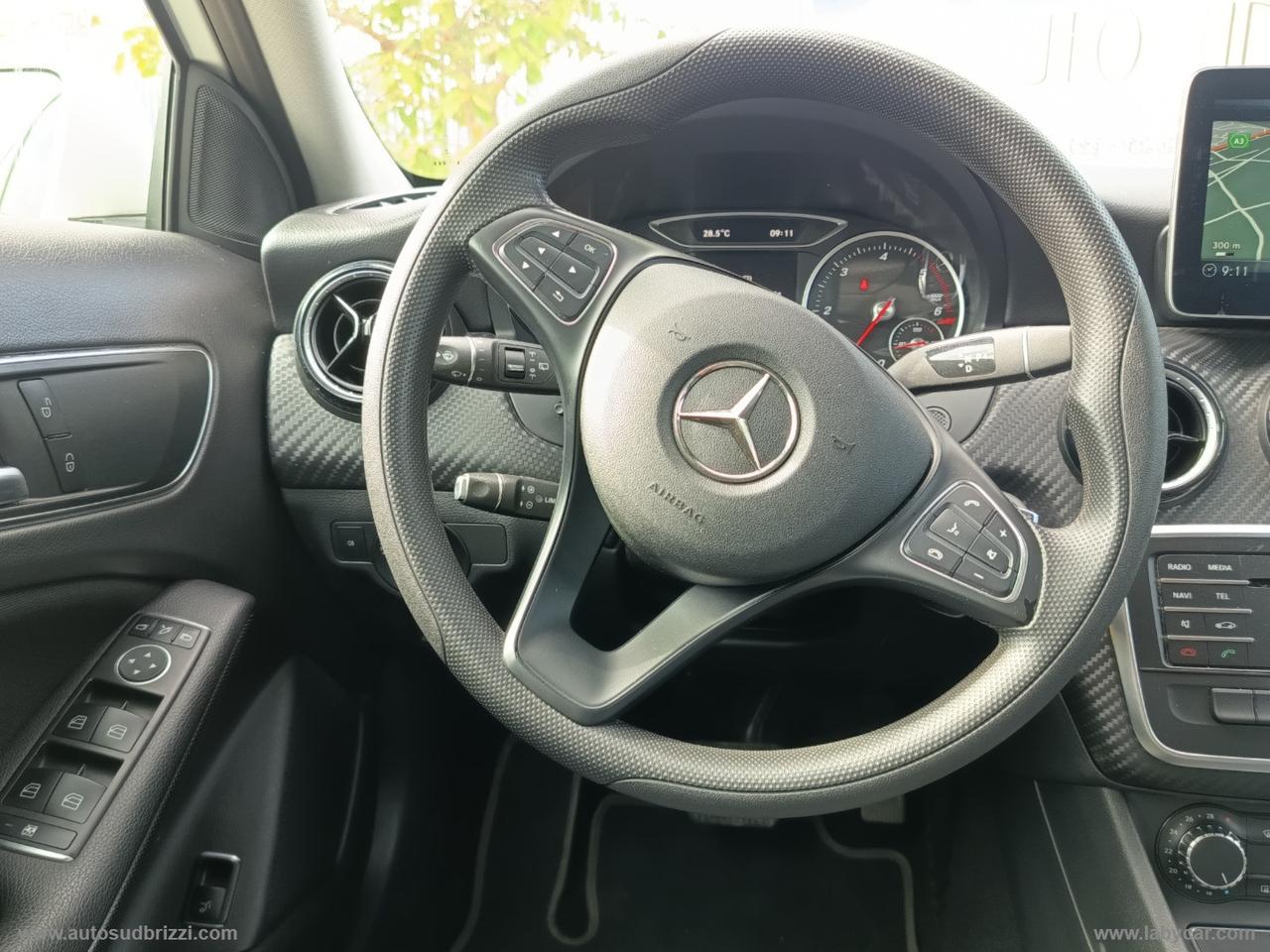 MERCEDES-BENZ GLA 200 d Automatic Business