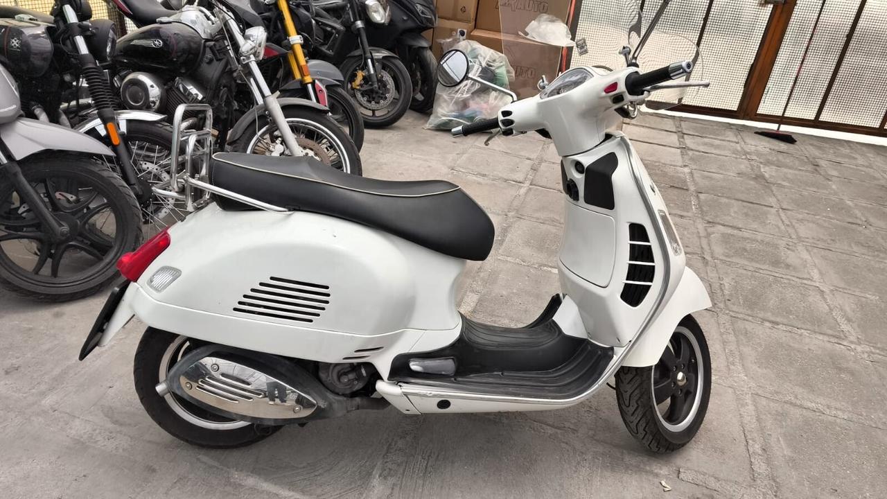 Vespa GTS 300 del 2011 USATO