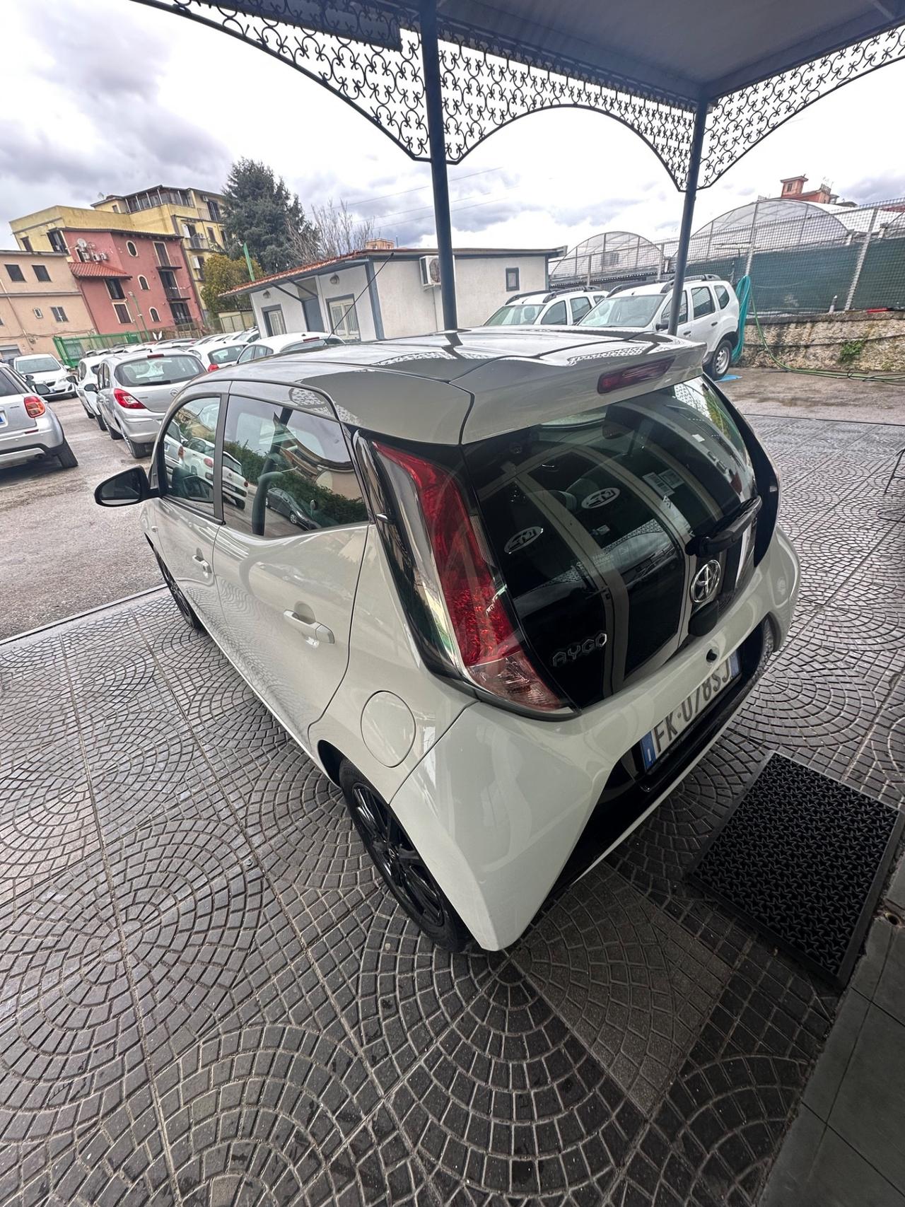 Toyota Aygo 1.0 VVT-i 69 CV 5 porte x-black TSS