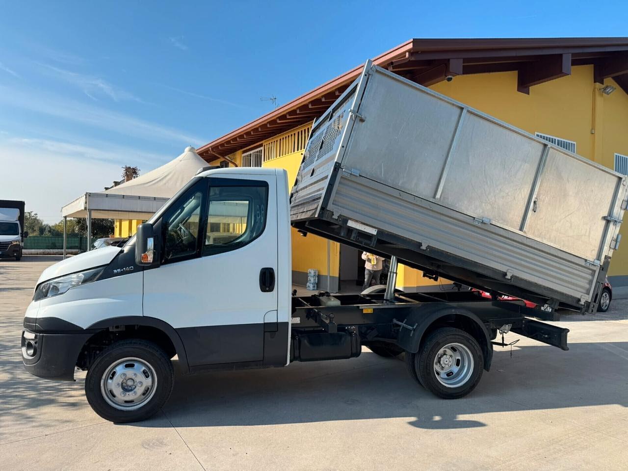 IVECO DAILY RIBALTABILE TRE LATI EURO6 - COME NUOVO