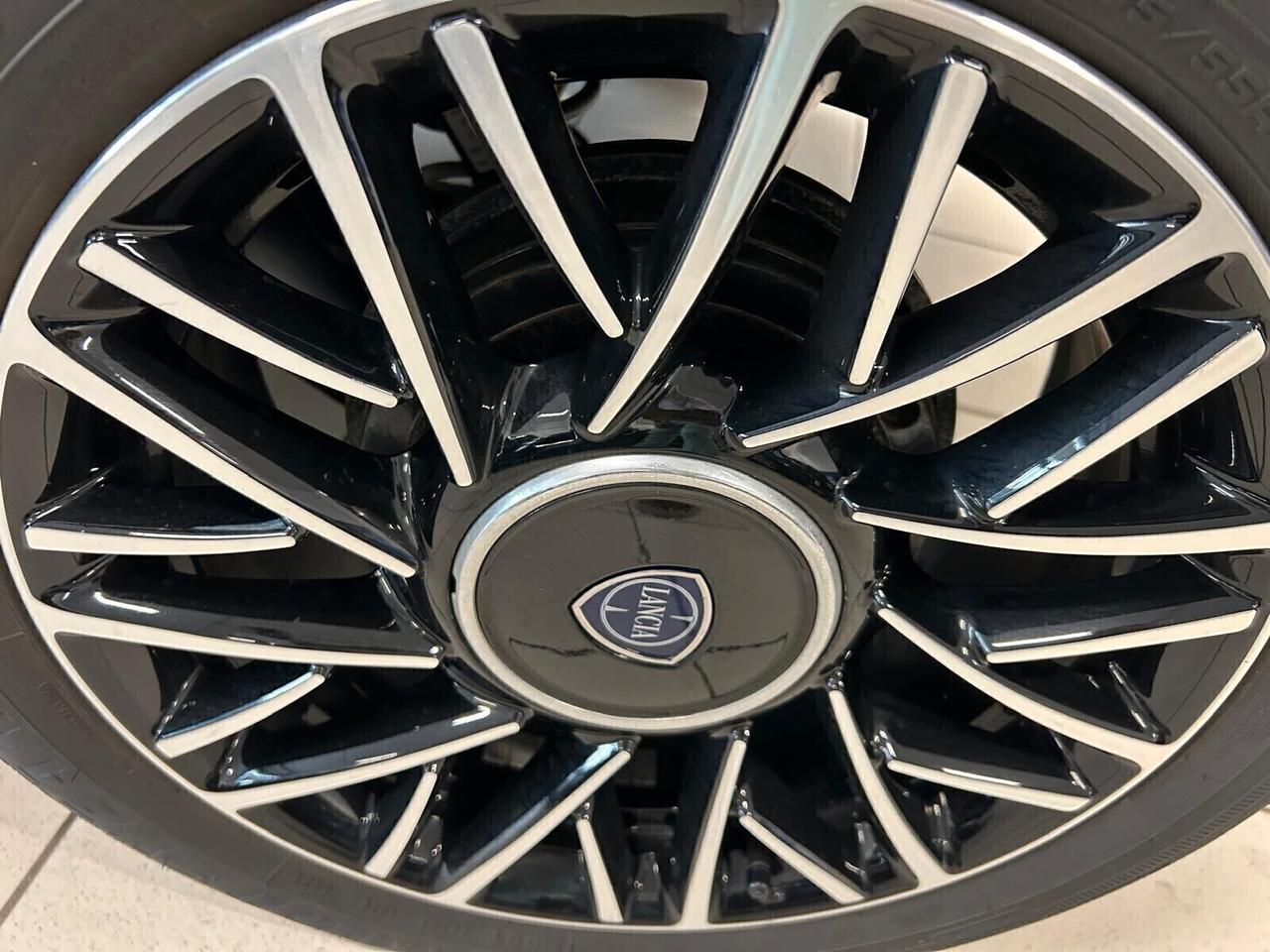 Lancia Ypsilon PLATINO 1.0 FireFly Hybrid SPOTICAR