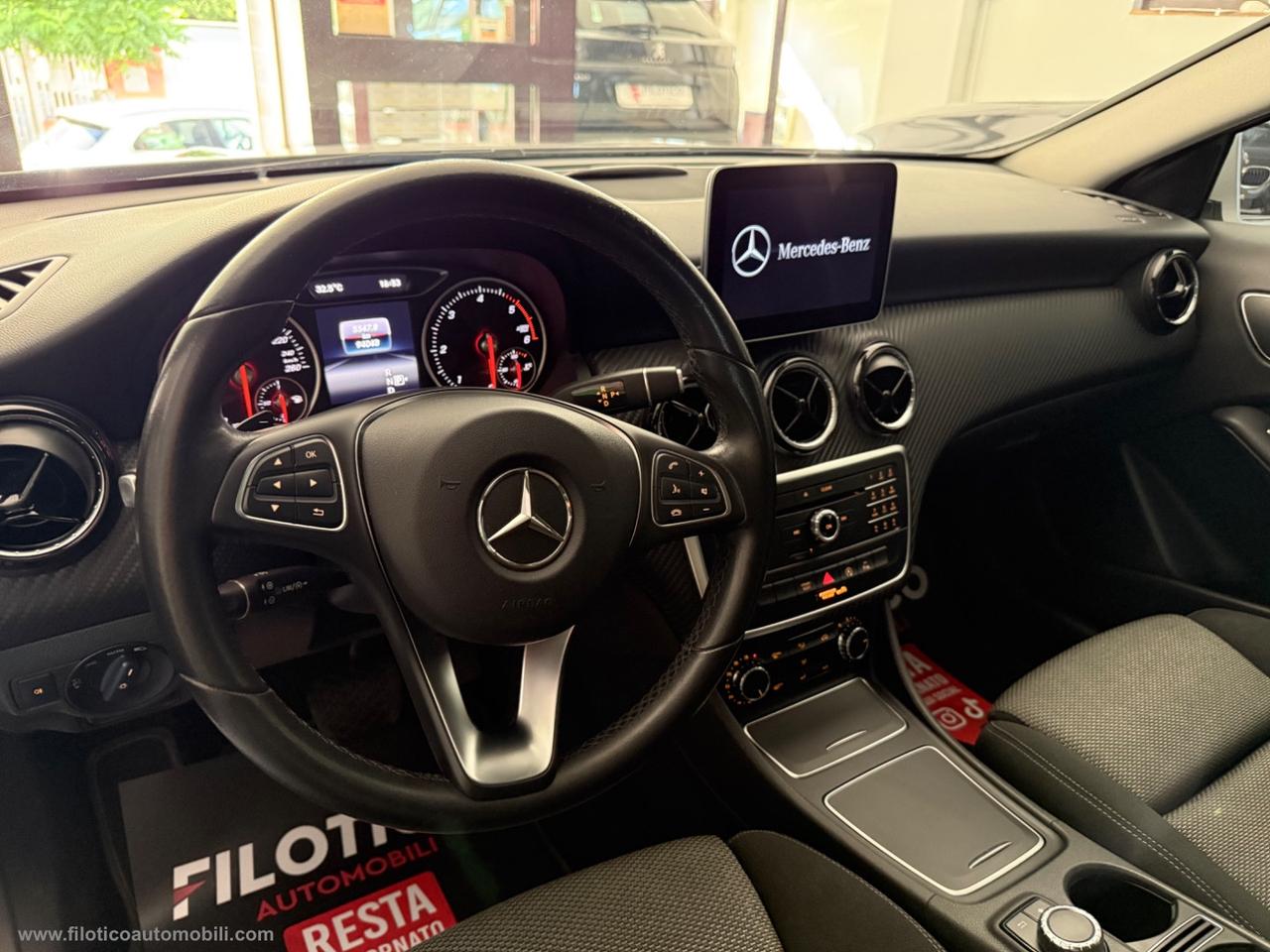 MERCEDES-BENZ GLA 180 d Automatic Business FARI LED - PACK SERIE SPECIALE