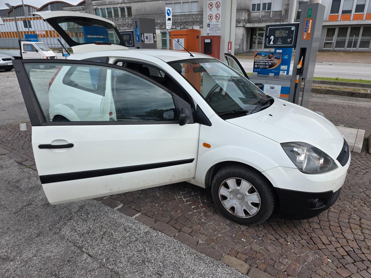 Ford Fiesta 1.4 TDCi 3p. Van con 232.000km Neopatentati ok