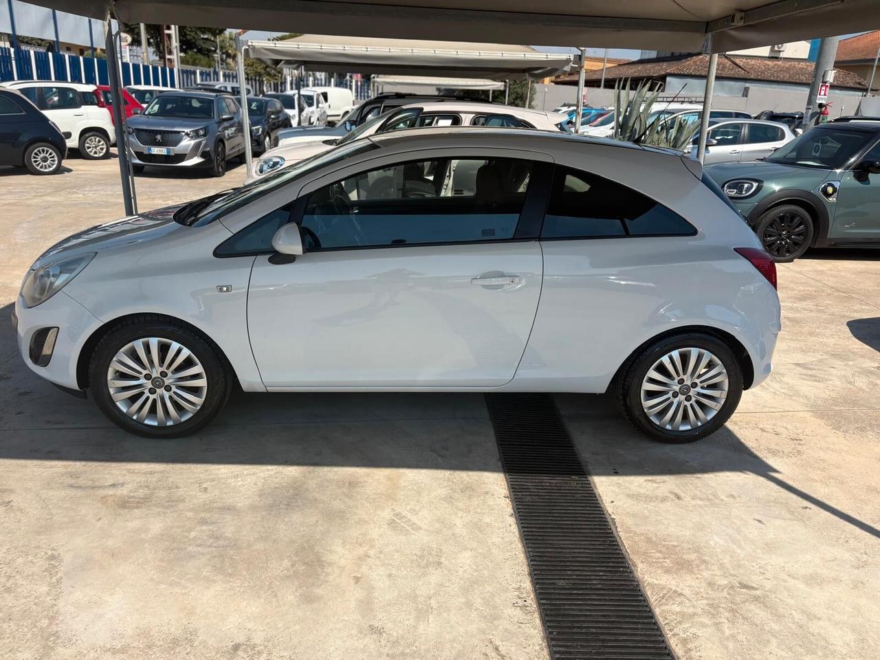 Opel Corsa 1.2 3 porte b-color