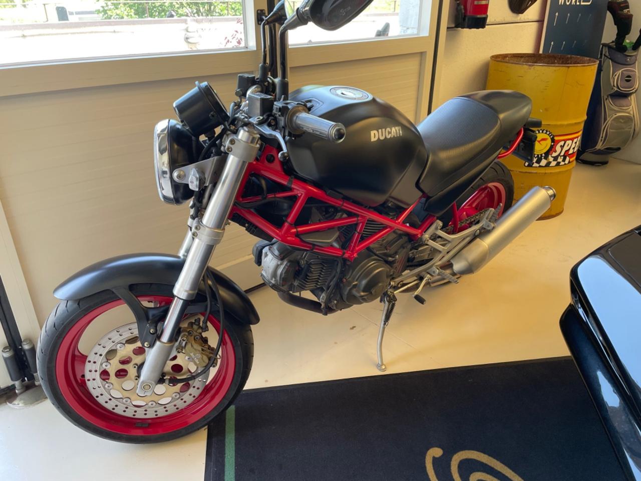 Ducati Monster 600 Dark telaio rosso