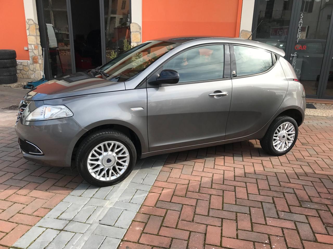 Lancia Ypsilon 0.9 TwinAir 85 CV 5 porte Metano Ecochic Silver