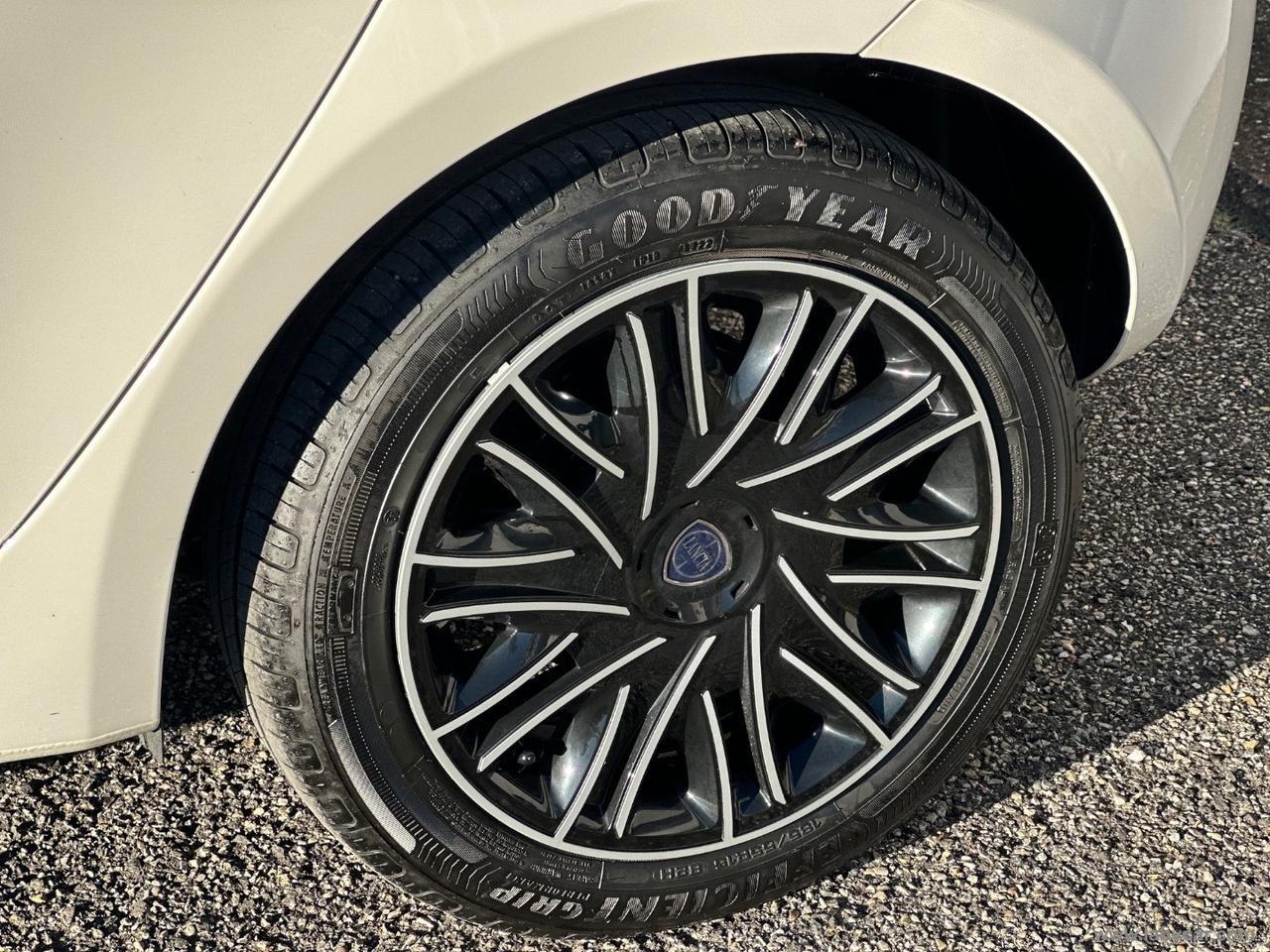 LANCIA Ypsilon 1.0 HYBRID Gold 70CV