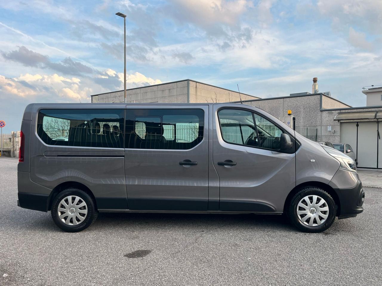 RENAULT TRAFIC 9P LUNGO CAMBIO AUTOMATICO DOPPIA PORTA