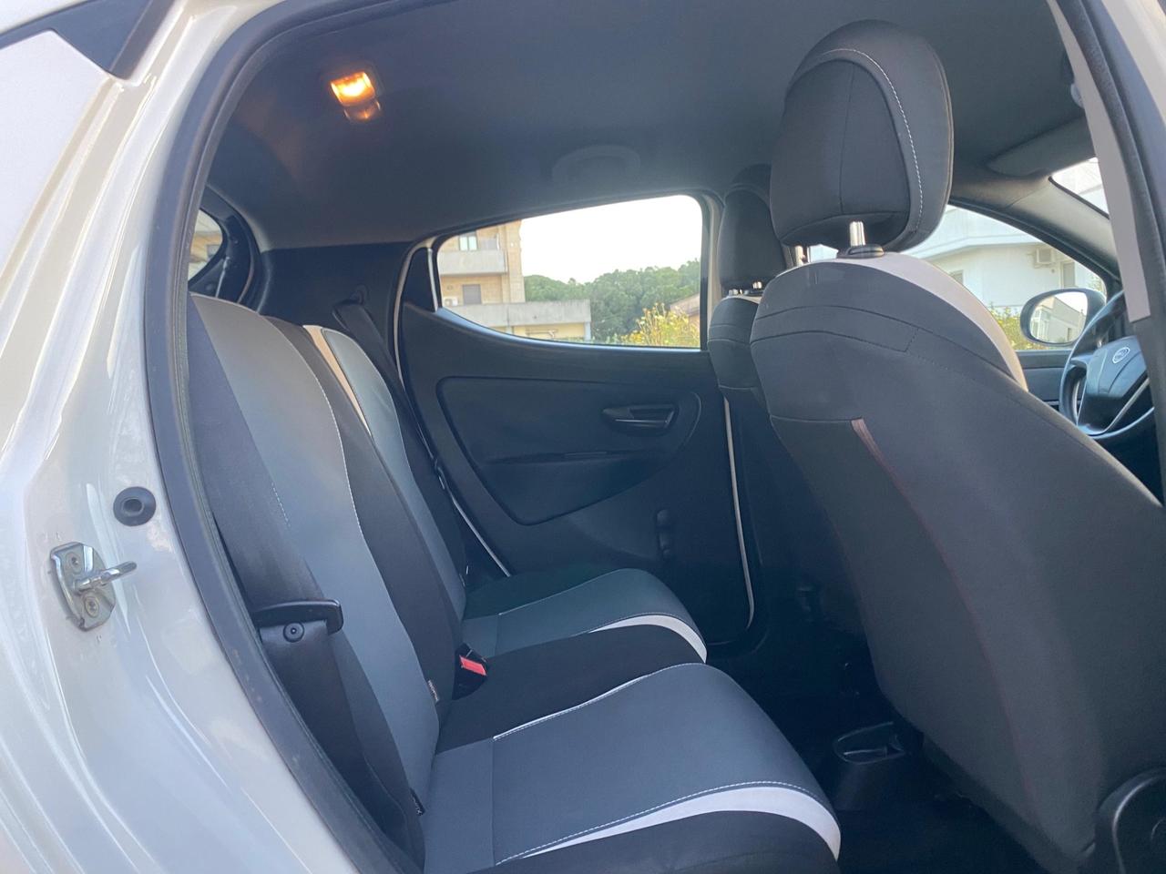 Lancia Ypsilon 0.9 TwinAir 85 CV 5 porte Metano Ecochic Silver