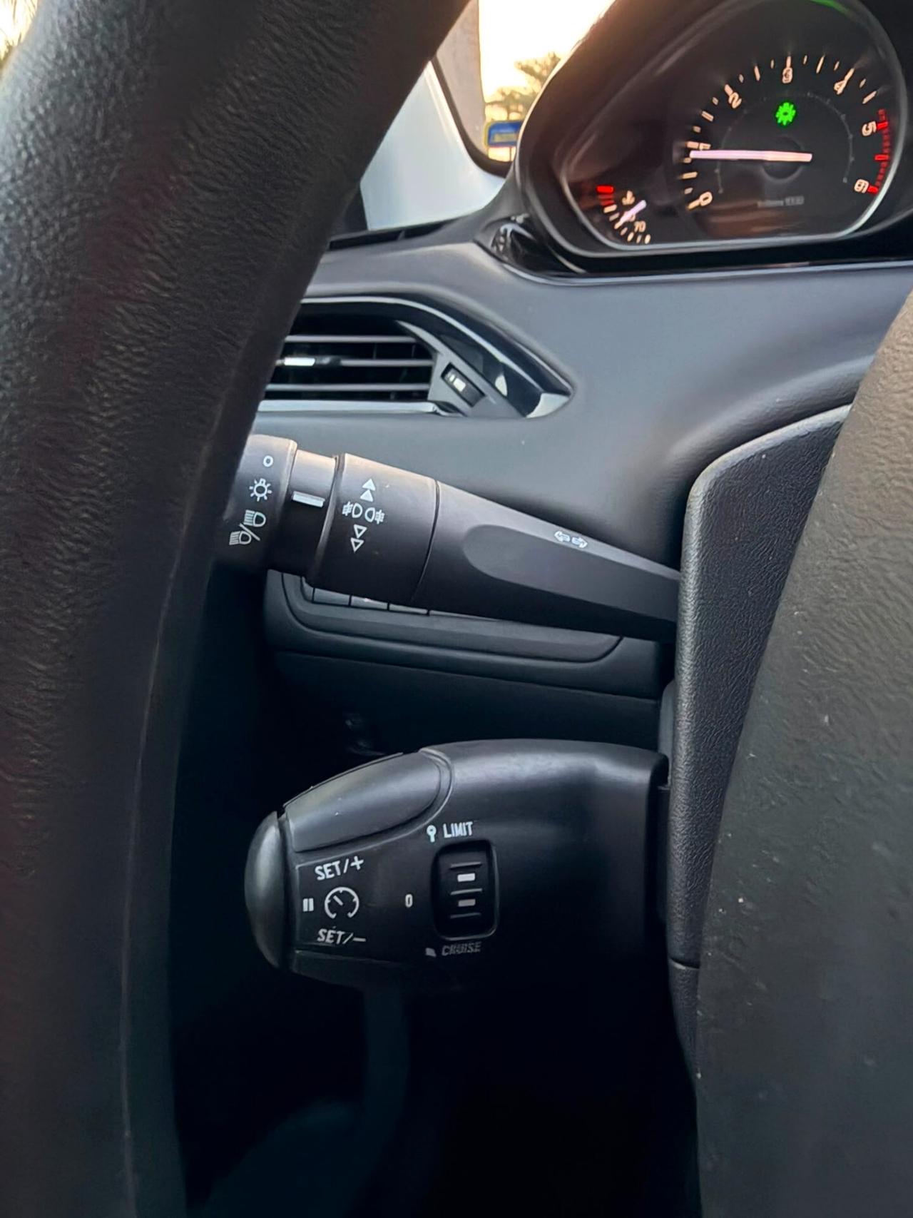 Peugeot 208 1.4 HDi 68 CV 5 porte Allure
