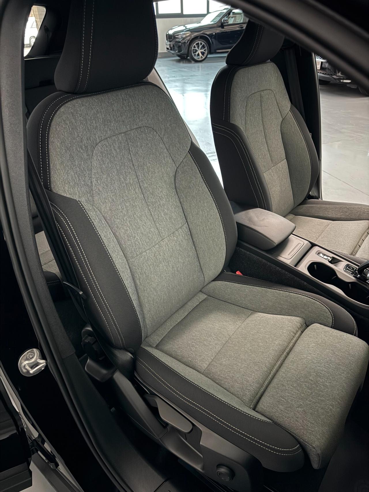 Volvo XC40 B3 MILD HYBRID CORE auto 2.0cc 163cv CarPlay Finanziabile