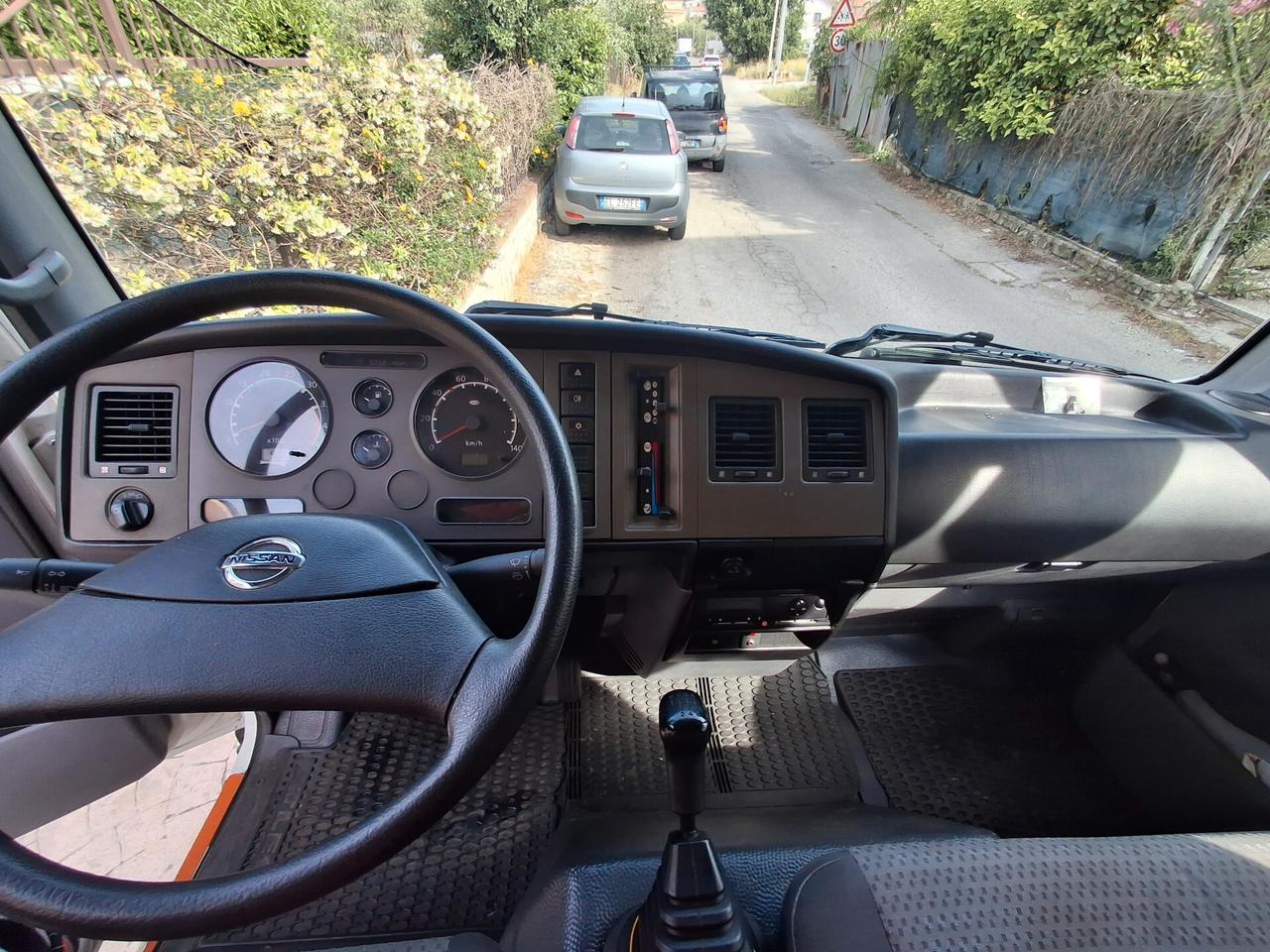 Nissan atelion con pedana posteriore idraulica