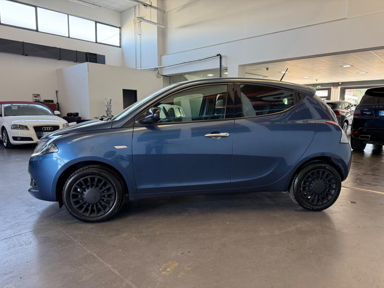 Lancia Ypsilon 1.0 FireFly S&S Hybrid Ecochic Silver