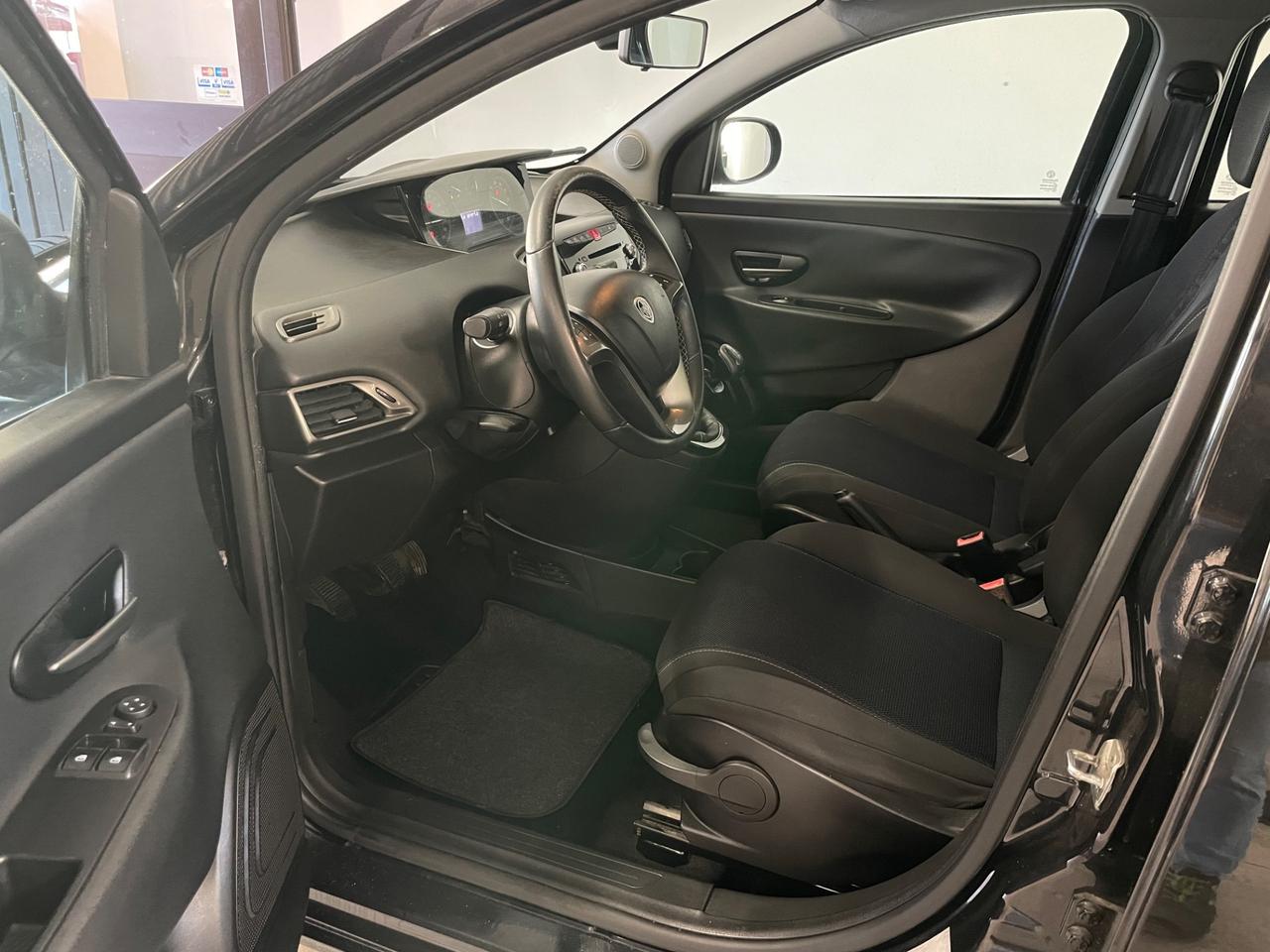 Lancia Ypsilon 1.2 69 CV 5 porte S Momodesign