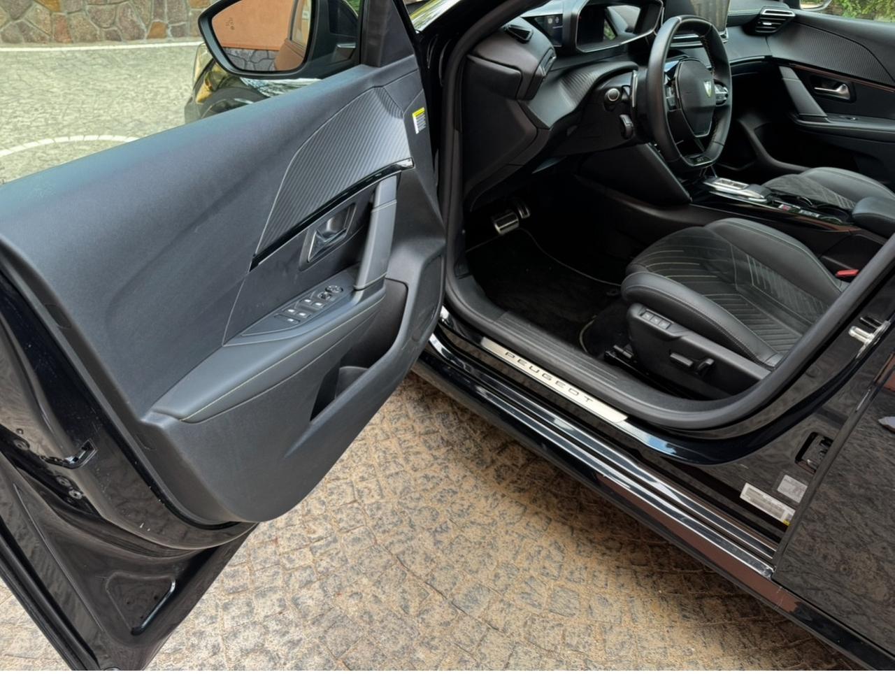 Peugeot 208 Hybrid 136 e-DCS6 GT