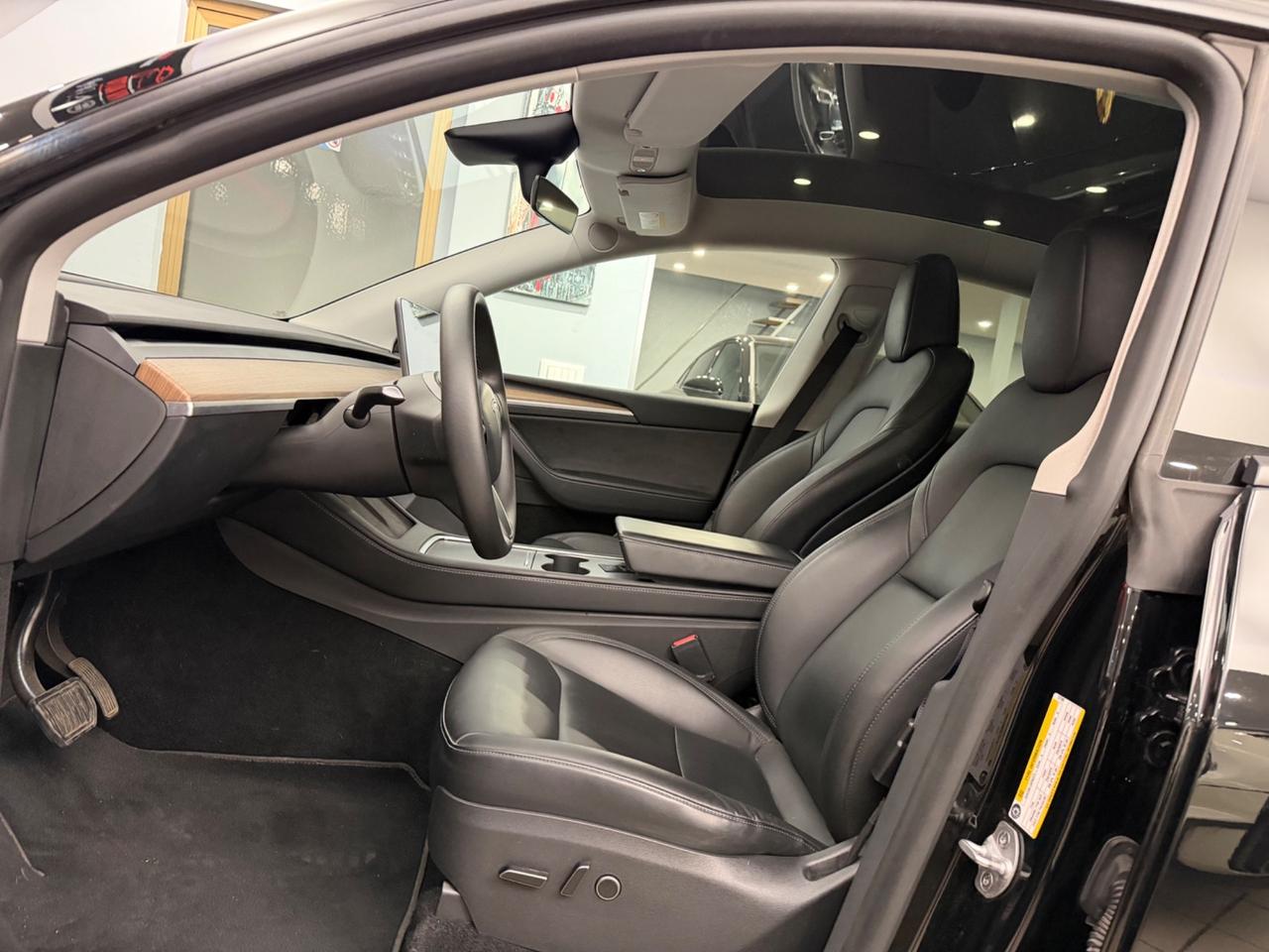 Tesla Model Y RWD Iva esposto