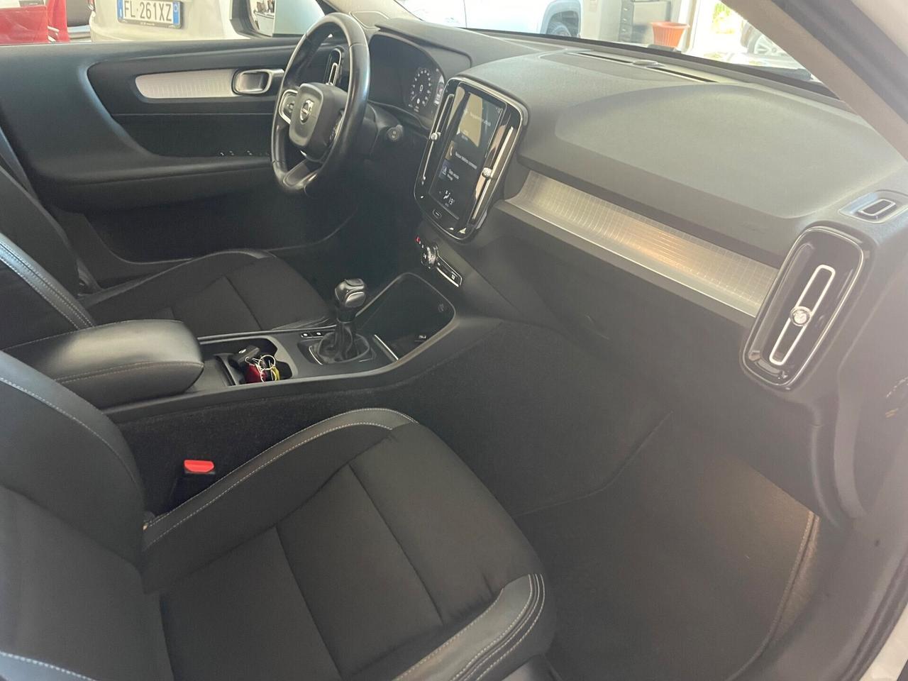 VOLVO XC40 D3 MOMENTUM "MAI VISTA UNA SIMILE"
