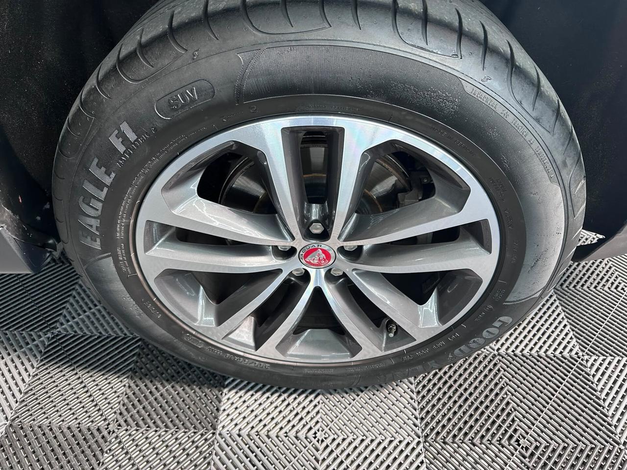 Jaguar F-Pace 2.0 D 180 CV AWD aut. Chequered Flag