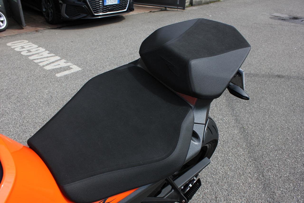 KTM 1290 SUPER DUKE R PARI AL NUOVO TERMINALE AKRAPOVIC