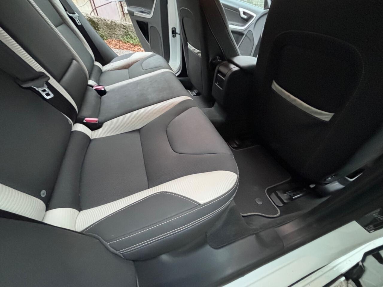 Volvo V60 D3 R-design Kinetic