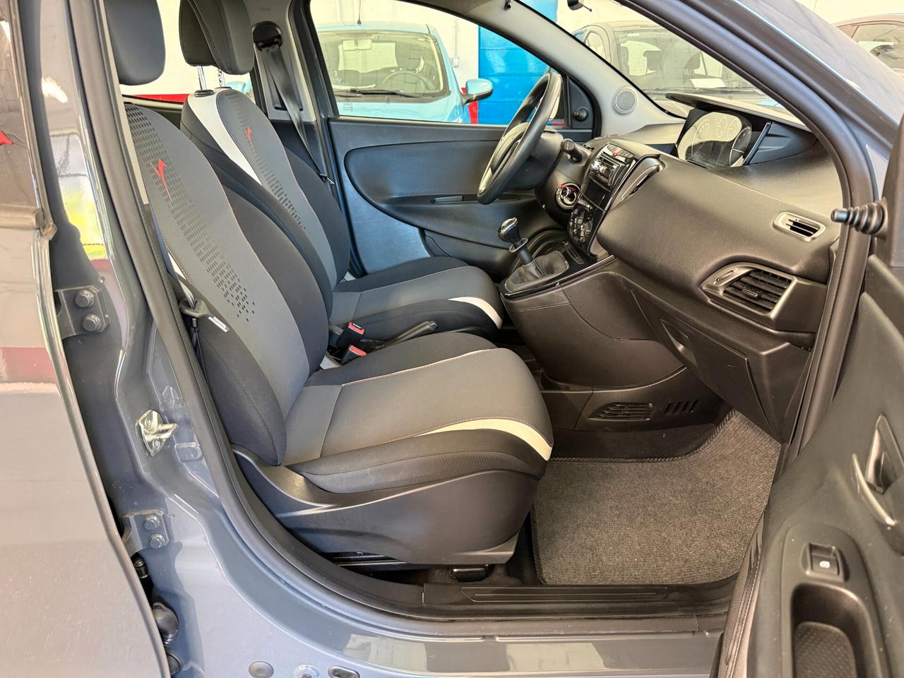 Lancia Ypsilon 1.2 69 CV 5 porte Elefantino