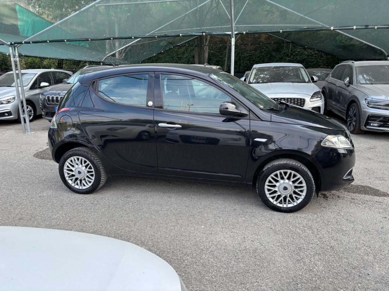 Lancia Ypsilon 5 porte Metano Ecochic OK NEOPATENTATI