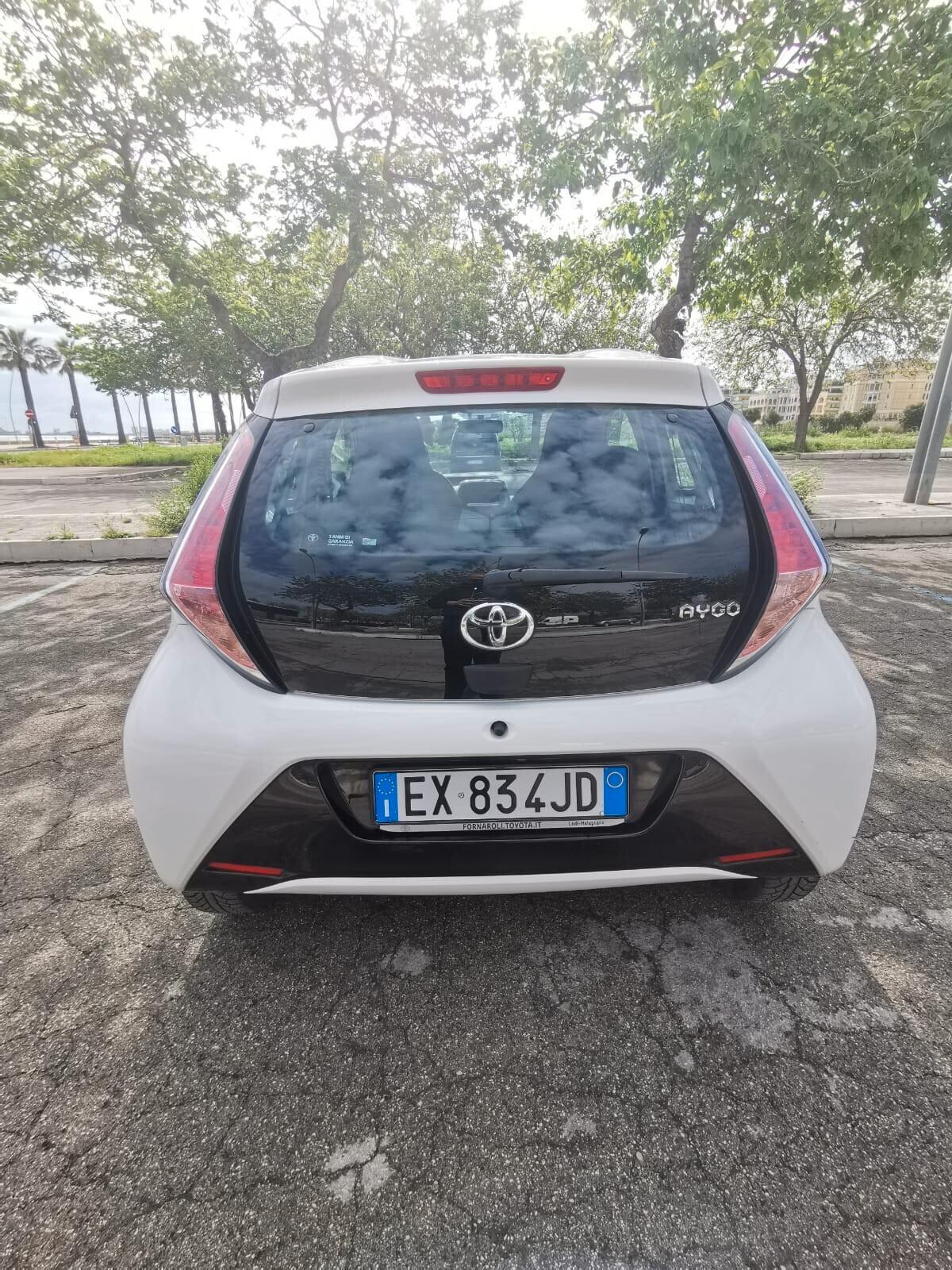 Toyota Aygo 1.0 VVT-i 69 CV 5 porte x-play MMT 2015