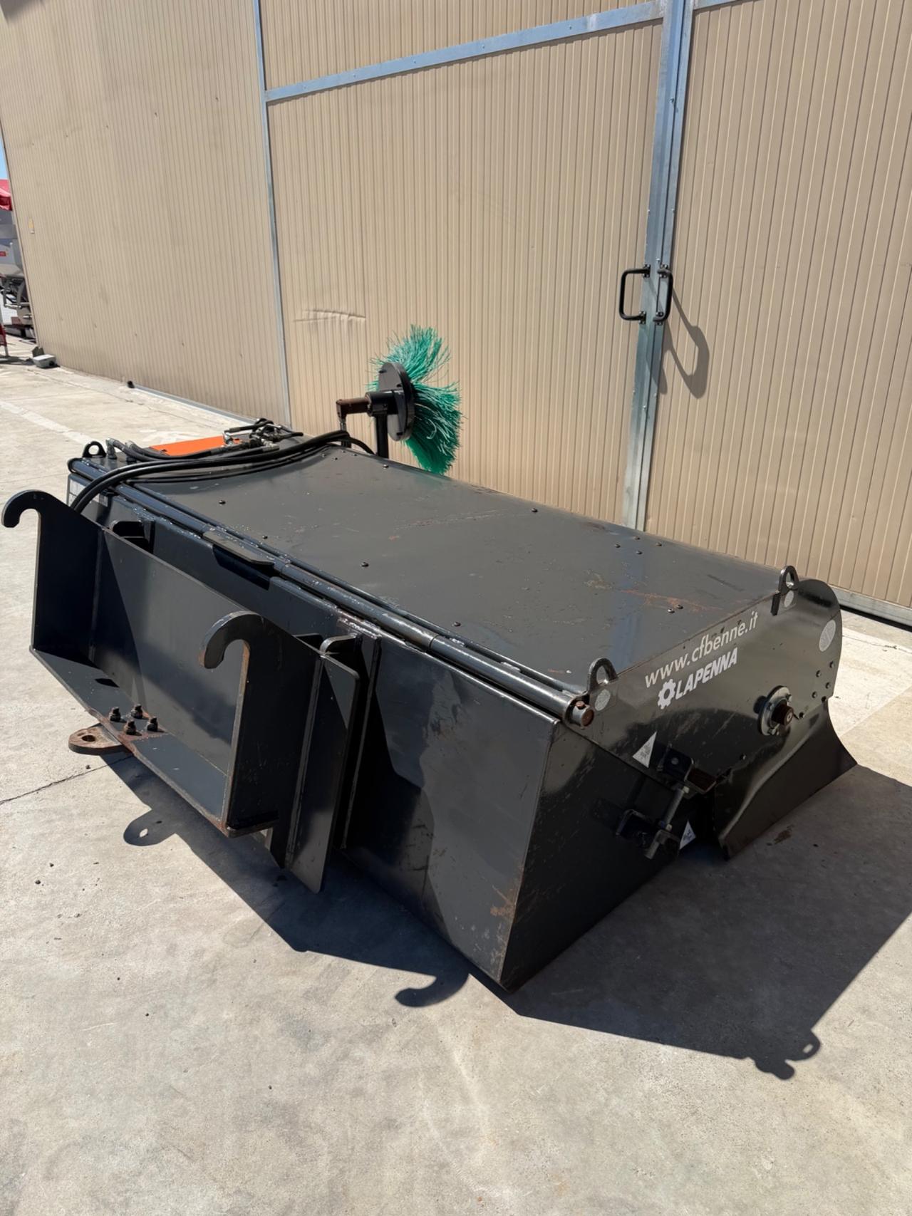 Benna spazzatrice attacco merlo