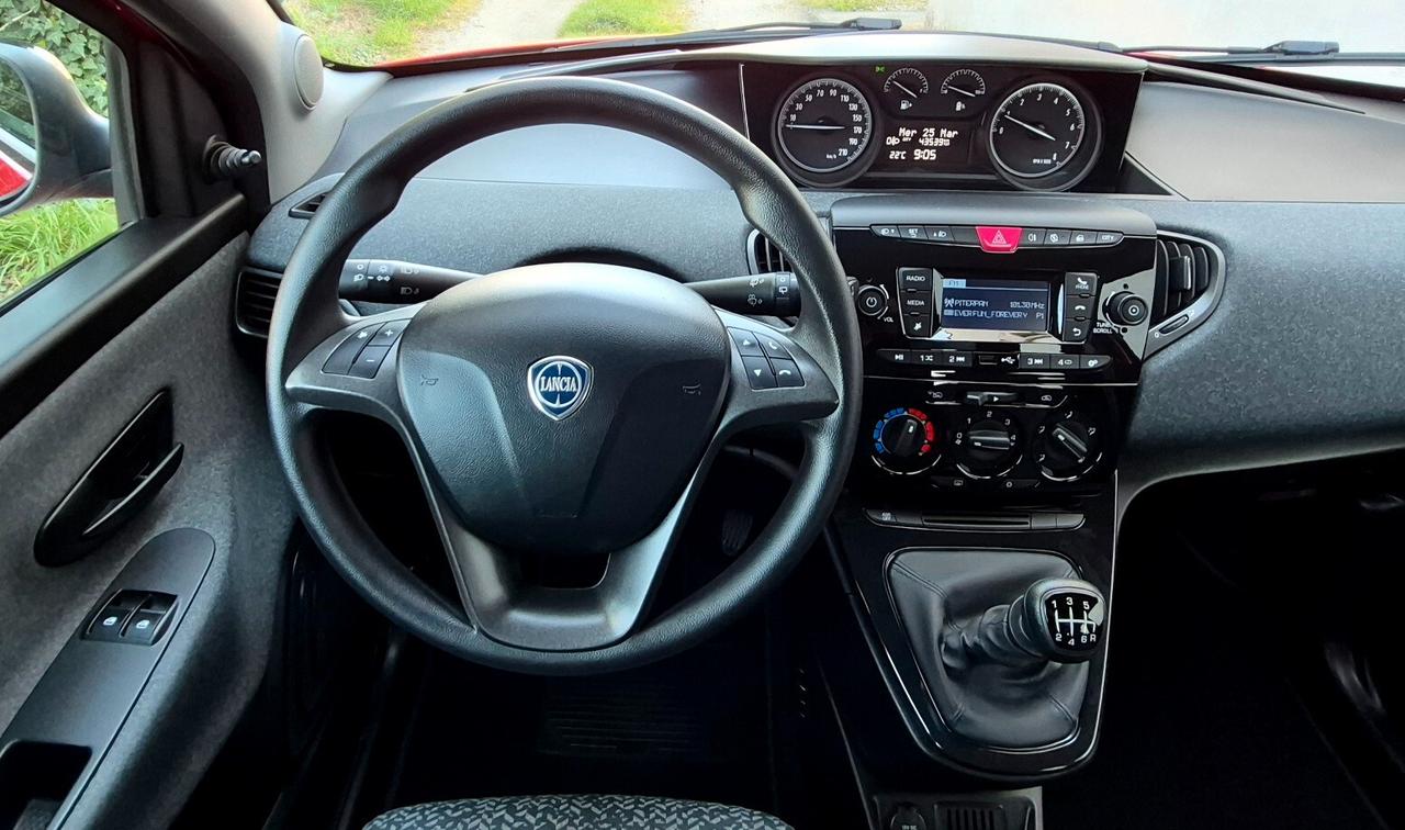 Lancia Ypsilon 1.0 FireFly Hybrid Silver