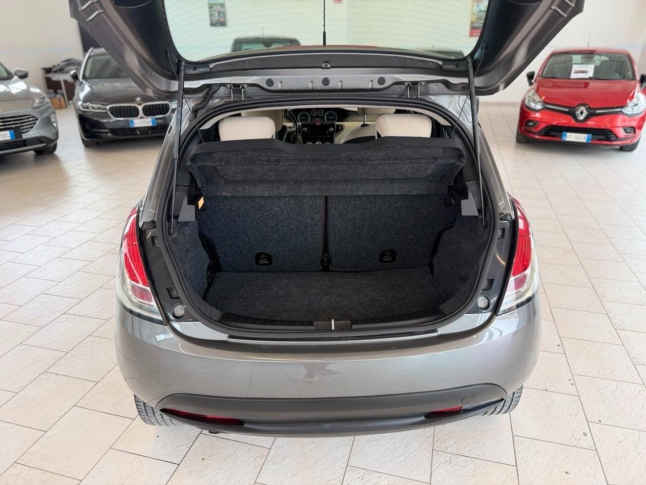 Lancia Ypsilon 0.9 TwinAir 85 CV 5 porte Metano Ecochic Silver