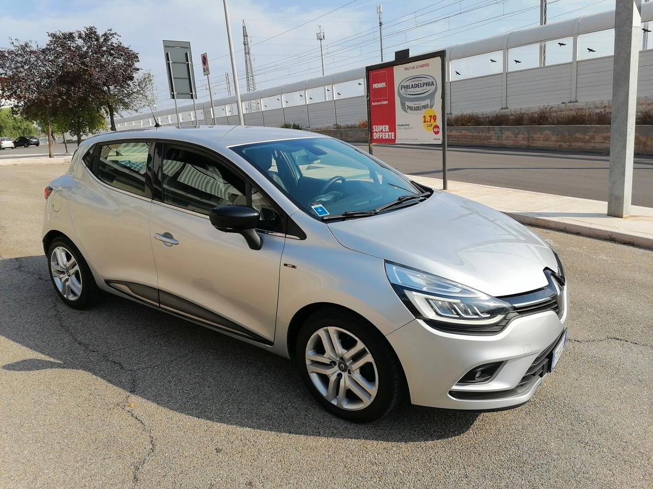 Renault Clio 1.5 dCi 75 CV 5 porte Moschino 2019 full