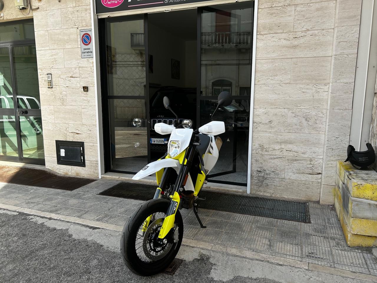 Husqvarna 701 Supermoto