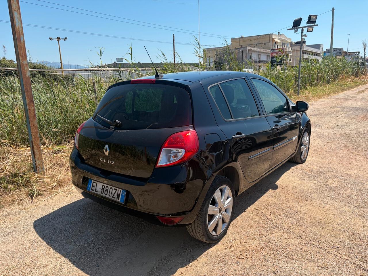 RENAULT CLIO 1.2 75CV ANNO 2012 ADATTA NEOPATENTATI