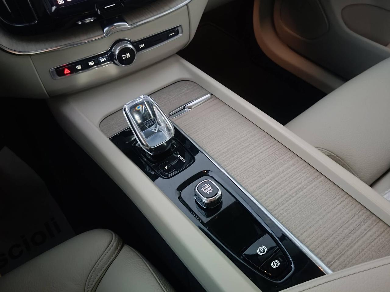 VOLVO XC60 II 2022 - XC60 2.0 b4 Inscription awd auto