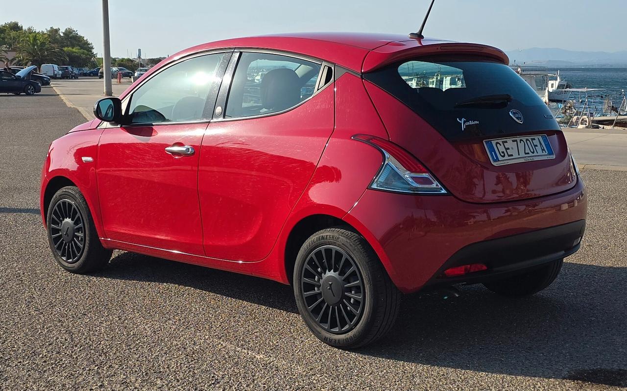 Lancia Ypsilon 1.0 FireFly 5 porte S&S Hybrid Ecochic Silver
