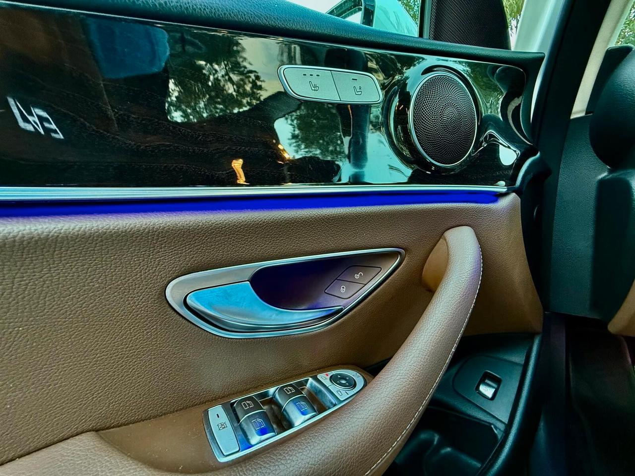 MERCEDES- BENZ KLASSE E 220 D 4MATIC AMG PREMIUM