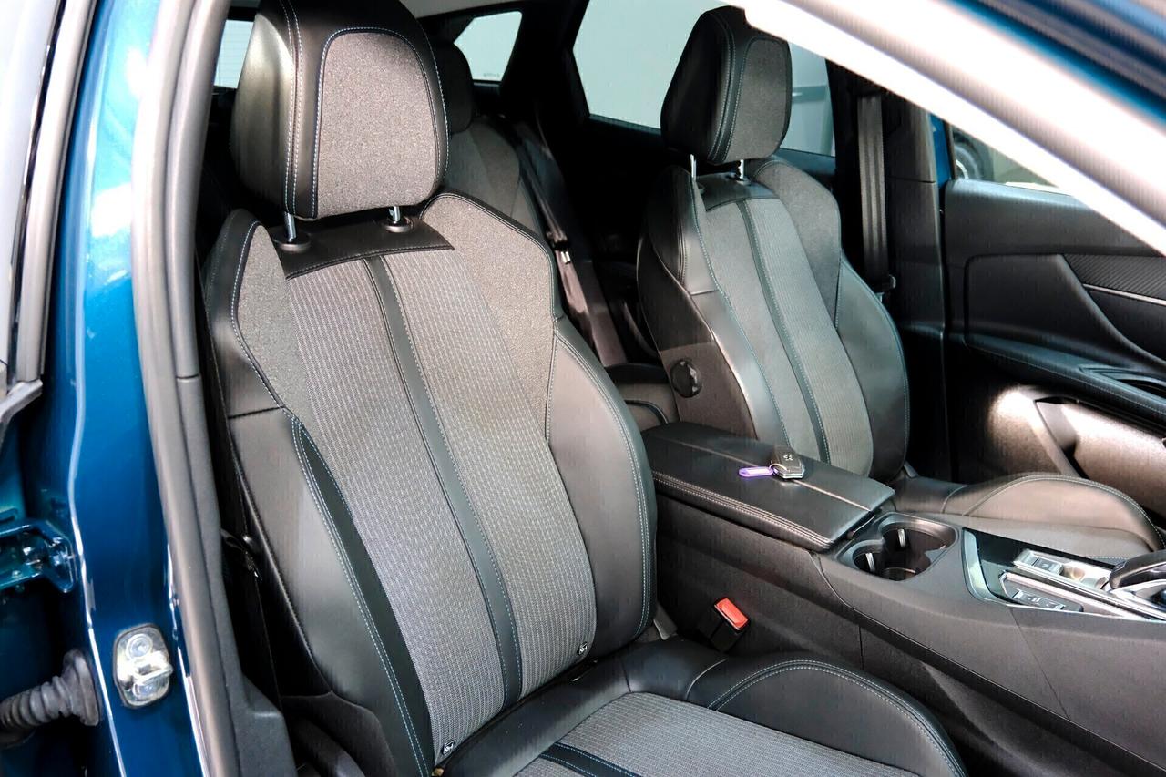 Peugeot 3008 1.5 Blue HDi 130 cv ALLURE EAT8 Cockpit