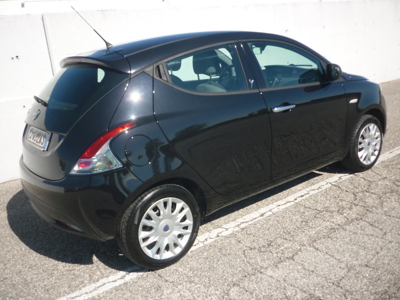 Lancia Ypsilon 1.2 69 CV 5 porte Silver GPL