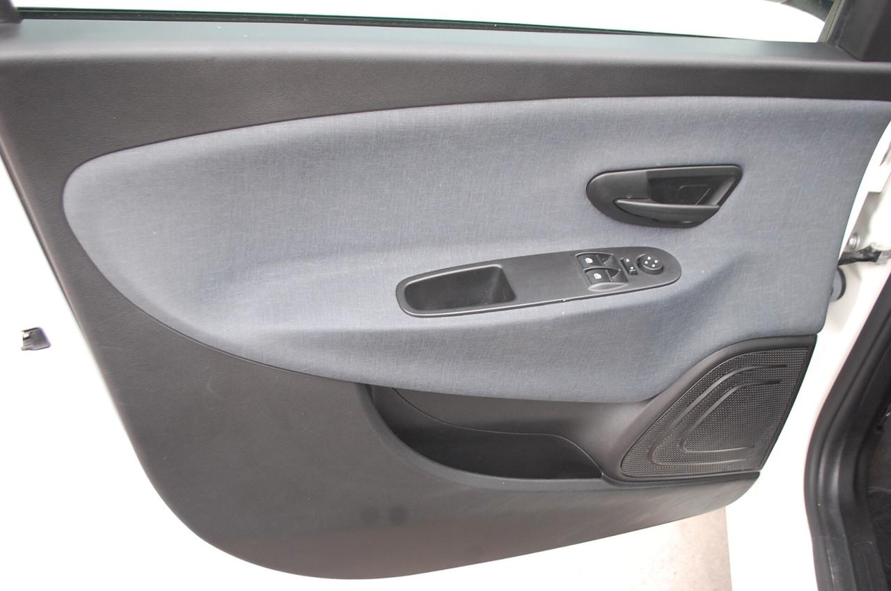 Lancia Ypsilon 1.0 firefly hybrid Gold Plus S&S Uff Italy USB